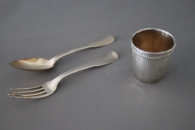 TIMBALE en argent à filet de perles et  FOURCHETTE...