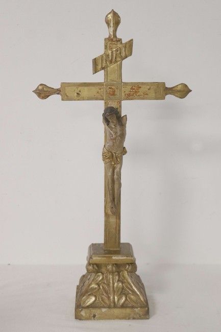 CRUCIFIX en bois doré avec Christ sculpté...