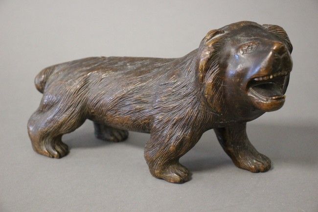 SCULPTURE en bois vernis en forme d'ours...