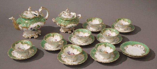PARTIE DE SERVICE A THÉ en porcelaine émaillée...