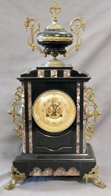 *PENDULE en marbre noir, cadran doré à deux...