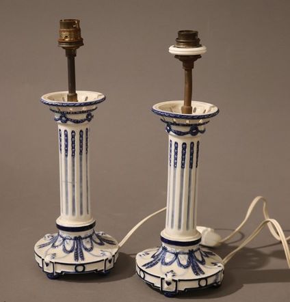 PAIRE DE BOUGEOIRS en faïence émaillée bleu...
