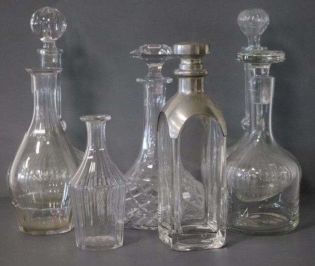 LOT DE SEPT CARAFES en verre, diverses dont...