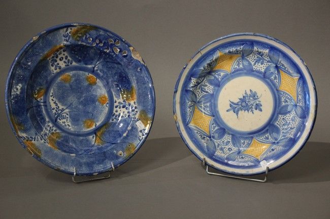 DEUX ASSIETTES en faïence émaillée bleu et...