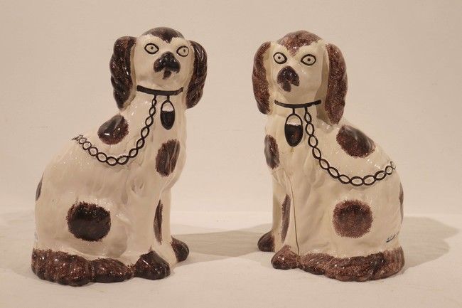 PAIRE DE CHIENS en faïence Staffordshire...