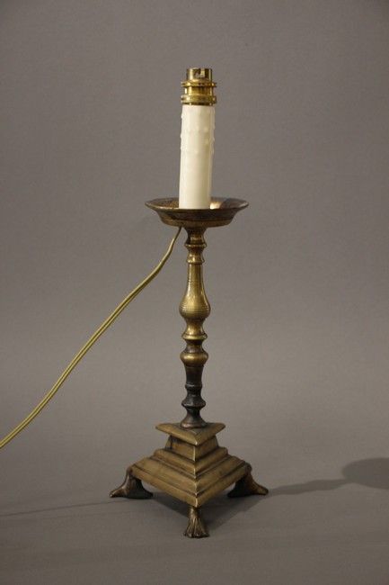 PIQUE-CIÈRGE en bronze de forme balustre...