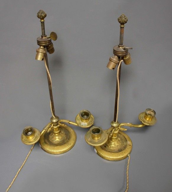 PAIRE DE BOUGEOIRS en bronze doré à deux...