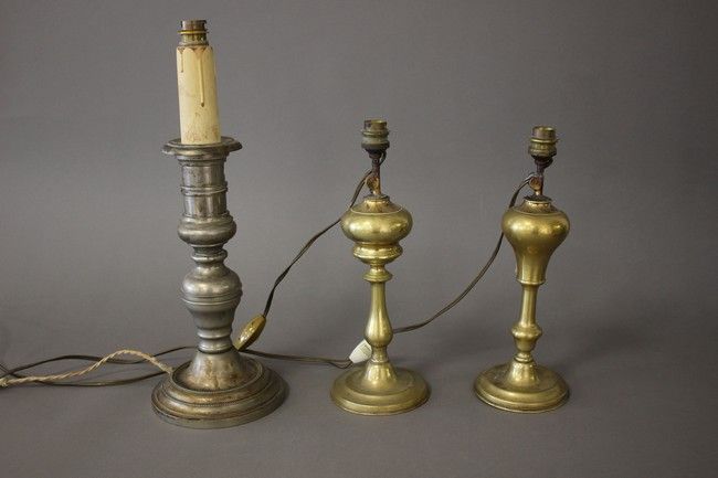 PAIRE DE FLAMBEAUX en bronze doré à fût balustre...