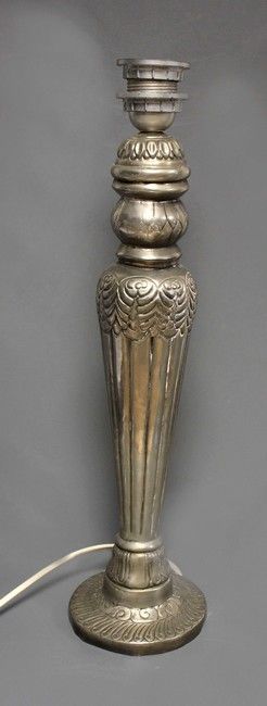 LAMPE à fût en laiton repoussé à décor floral...