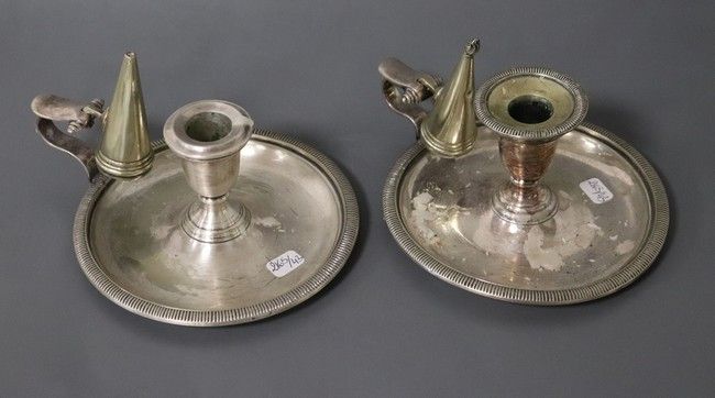 PAIRE DE BOUGEOIRS à main avec éteignoir...