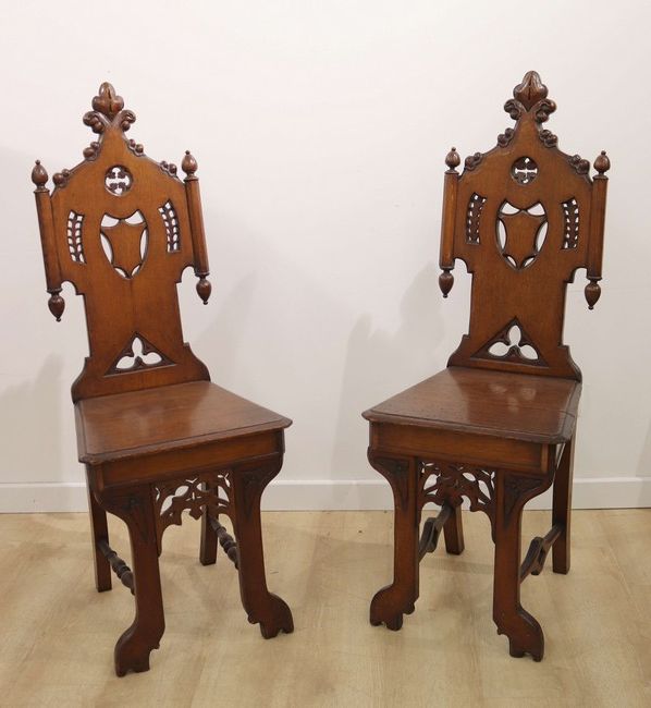 PAIRE DE CHAISES en chêne clair sculpté de...