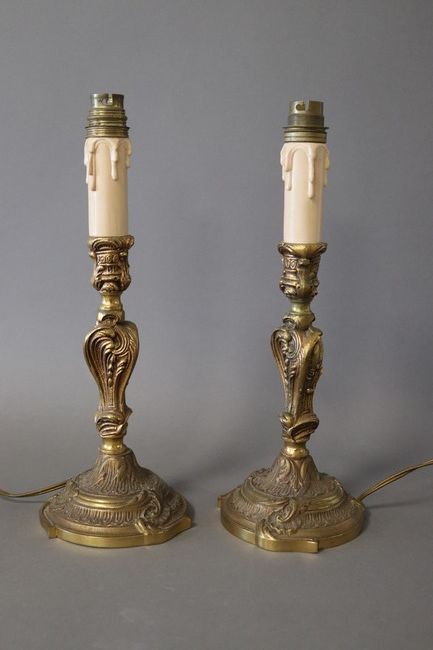 PAIRE DE BOUGEOIRS en bronze doré à décor...
