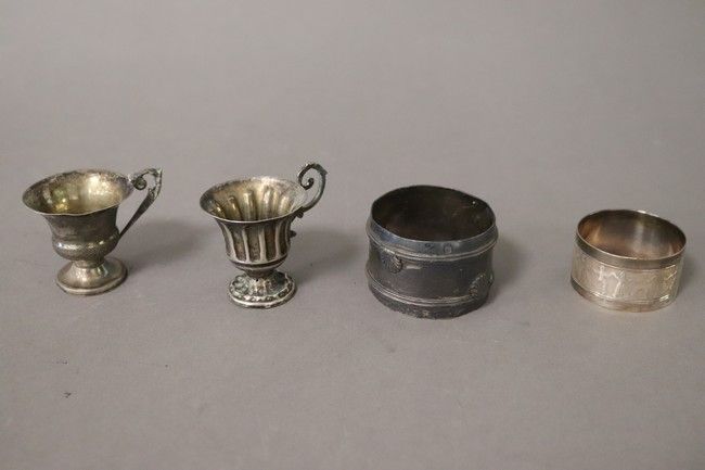 DEUX PETITES COUPES à liqueur en argent sur...