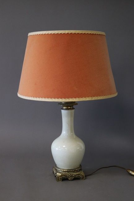 LAMPE formée d'un vase à haut col en porcelaine...
