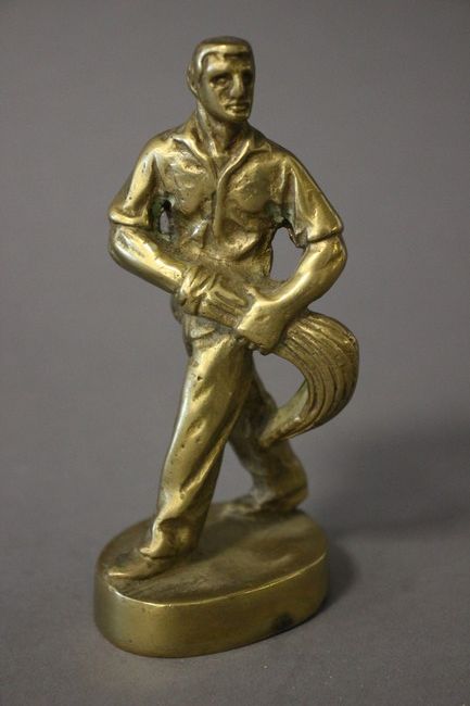 FIGURINE en bronze représentant un joueur...
