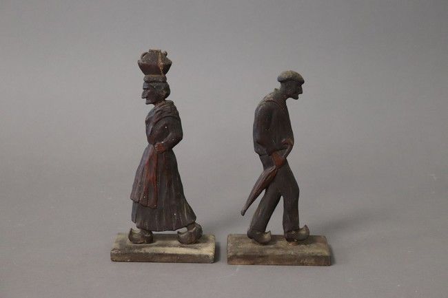 DEUX SILHOUETTES en bois teinté sur socle...