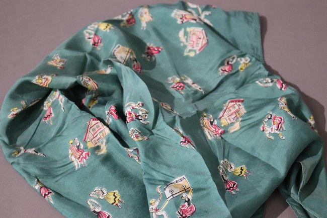 FOULARD en nylon imprimé en couleur à décor...