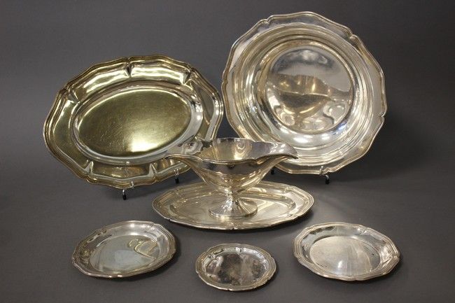 LOT DE PLATS en métal argenté à contours...