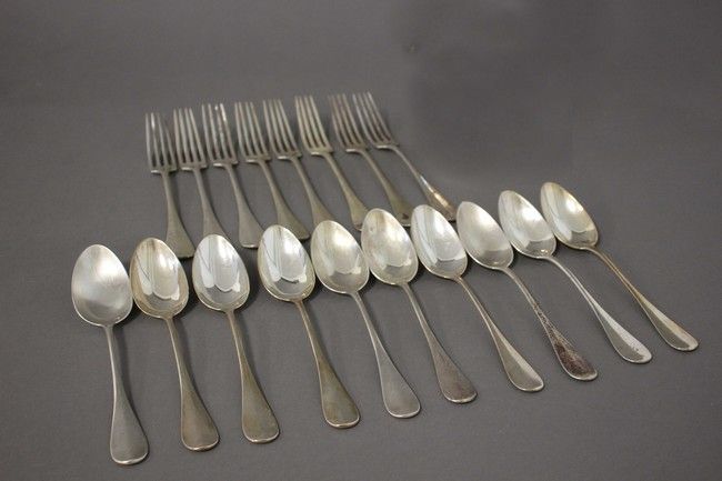 DIX CUILLÈRES et HUIT FOURCHETTES en argent...