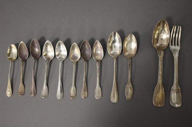 LOT DE COUVERTS dépareillés en argent comprenant...