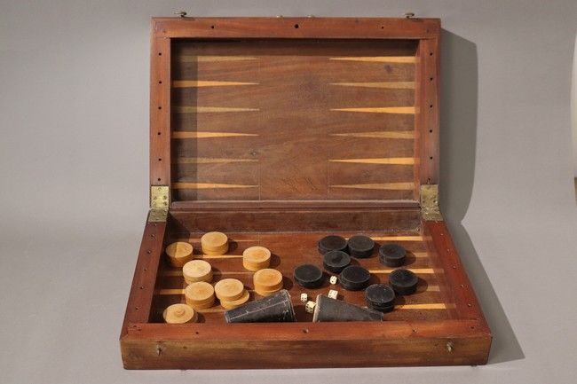 JEUX DE BACKGAMON en acajou et placage d'acajou,...