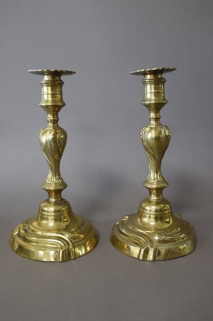 PAIRE DE FLAMBEAUX en bronze, fût torse,...