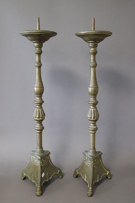 PAIRE DE PIQUE-CIÈRGES en bronze, fût balustre...