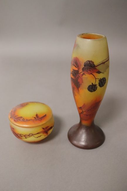 PETIT VASE ovoïde sur piédouche et BOÎTE...