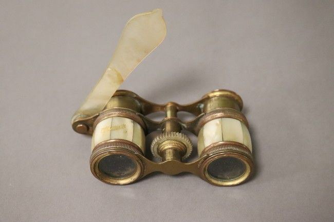 JUMELLE DE THEÂTRE en bronze et nacre.
