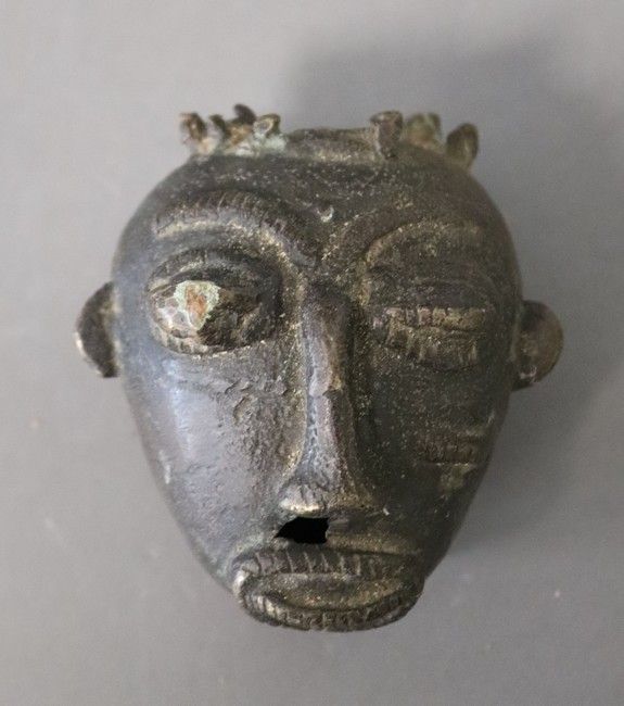 TÊTE cultuelle en bronze à la cire perdue...