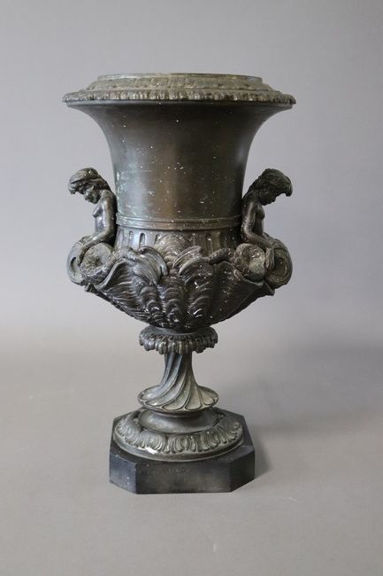 VASE en bronze et tôle de bronze de forme...