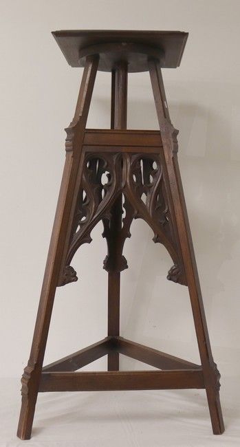 SELLETTE tripode en bois sculpté à décor...