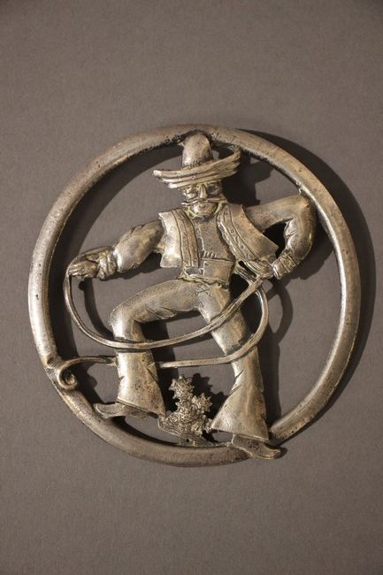BROCHE ronde en argent à décor d'un gaucho...