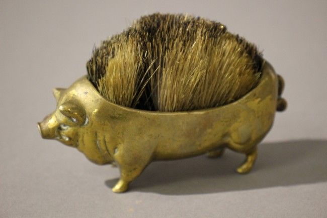 BROSSE A PLUME en forme de cochon en bronze,...
