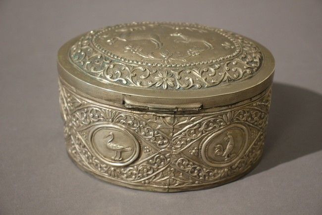 BOÎTE OVALE en métal argenté à décor au repoussé...