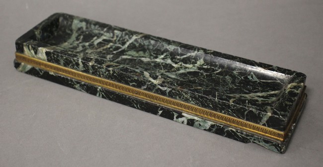 PORTE-PLUME rectangulaire en marbre vert-de-mer,...