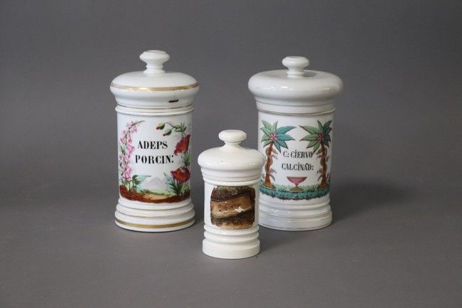DEUX POTS A PHARMACIE en porcelaine émaillée...