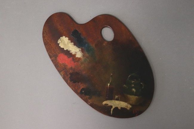 PALETTE DE PEINTRE en acajou signée en bas...