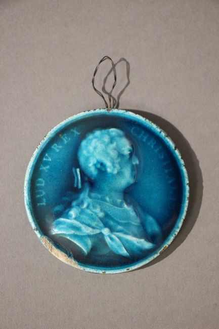 MÉDAILLON en céramique émaillée bleu au profil...