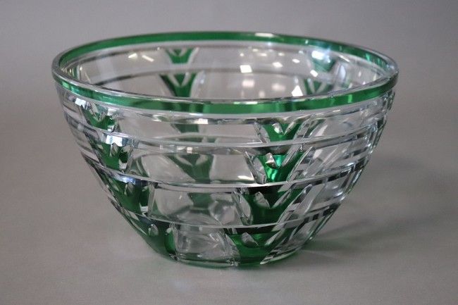 SALADIER en cristal incolore et teinté vert...