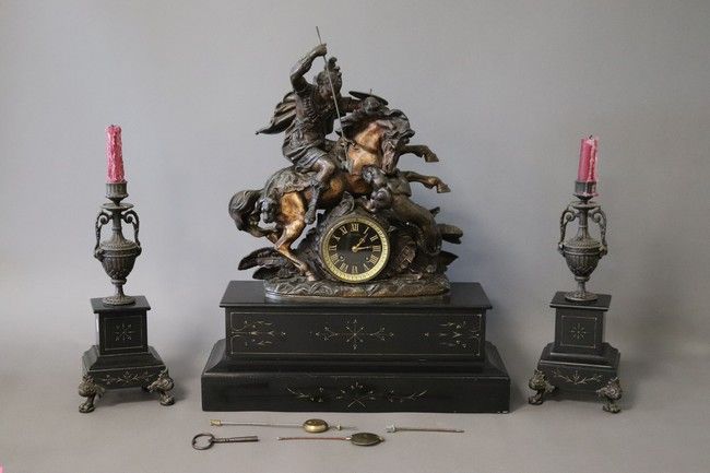 GARNITURE DE CHEMINÉE en régule patiné sur...