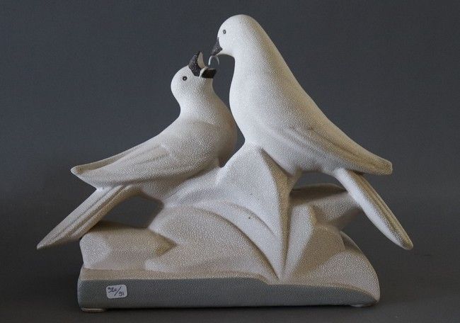 GROUPE en faïence émaillée gris et blanc...