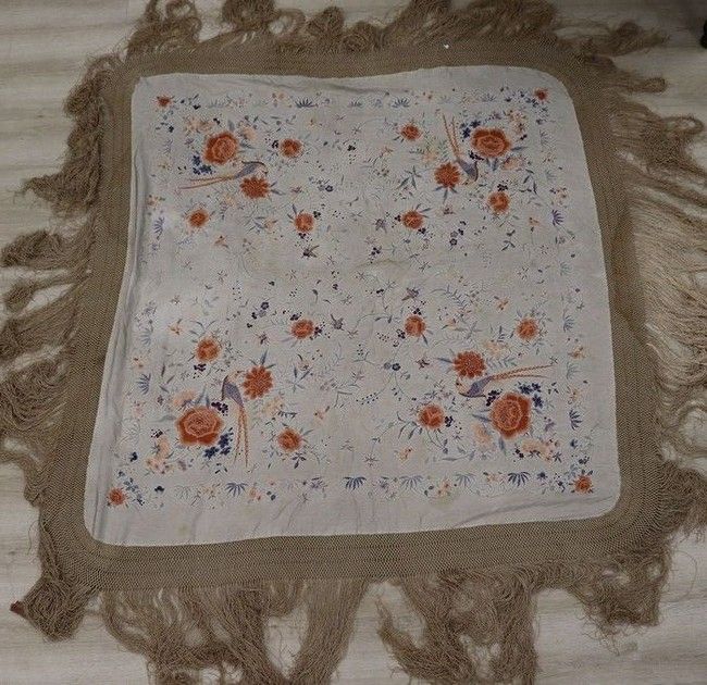 CHÂLE en soie brodée d'oiseaux et fleurs...