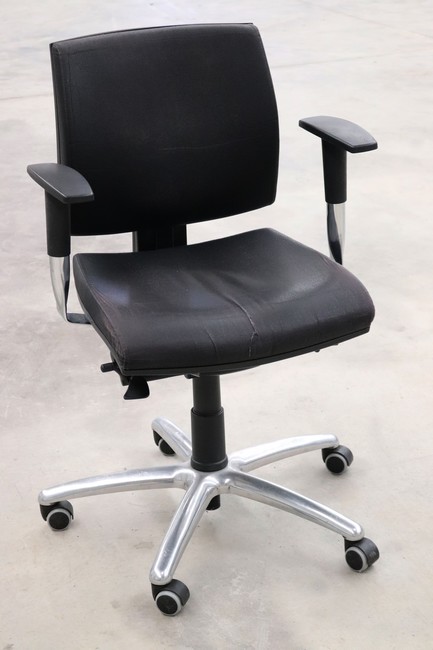 FAUTEUIL de bureau en cuir noir à 5 roul...