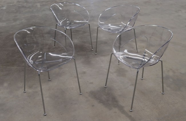 4 FAUTEUILS à coque moulé en plastique transparent,...