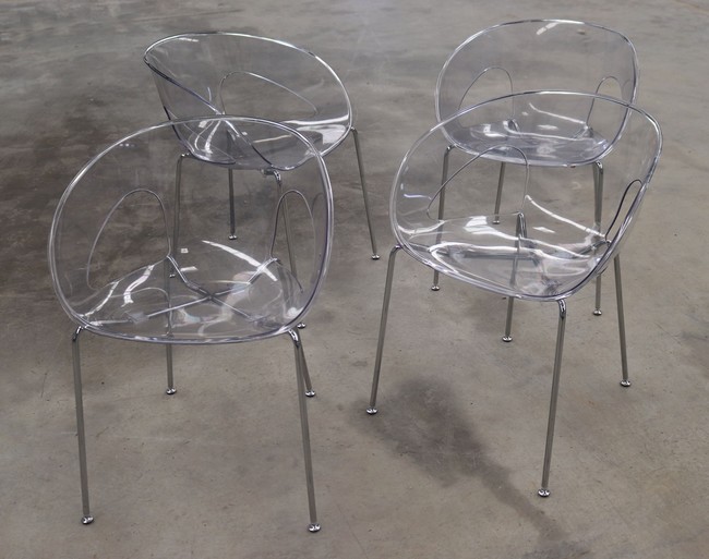 4 FAUTEUILS à coque moulé en plastique transparent,...