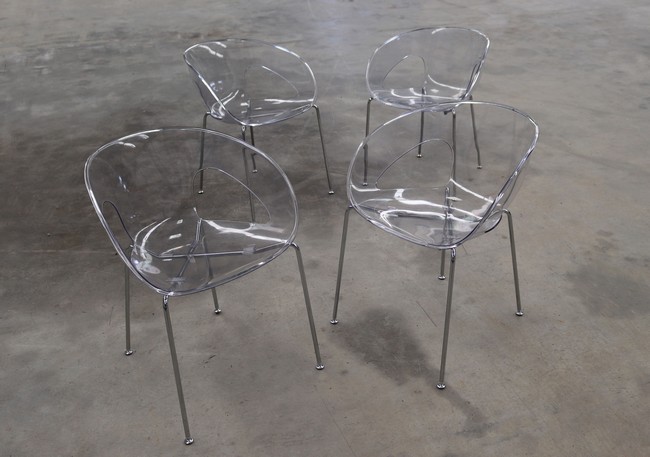 4 FAUTEUILS à coque moulé en plastique transparent,...