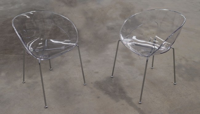 2 FAUTEUILS à coque moulé en plastique transparent,...