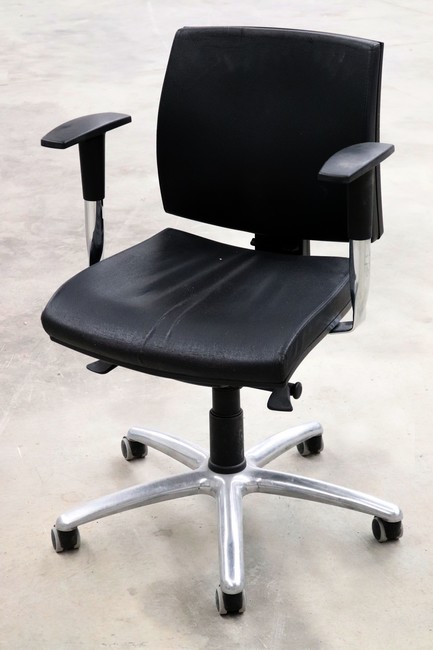 FAUTEUIL de bureau en cuir noir à 5 roul...