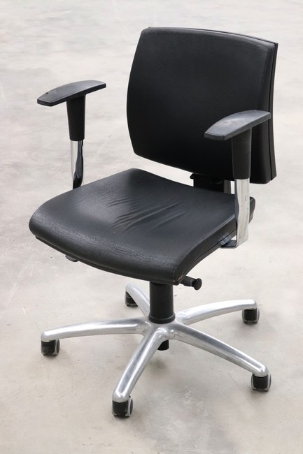 FAUTEUIL de bureau en cuir noir à 5 roul...